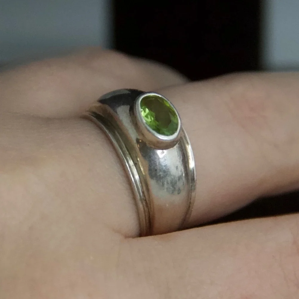 VTG Sterling Silver Peridot Oval Bezel Wide Band Ring Size 8 August Birthstone